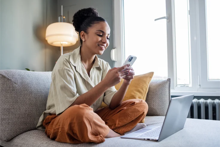 Femme souriante avec un smartphone